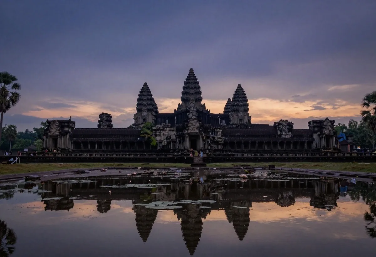 ស្រះទឹកឆ្លុះបញ្ចាំងប្រាសាទអង្គរវត្តទាំងប្រាំមុនពេលថ្ងៃរះ